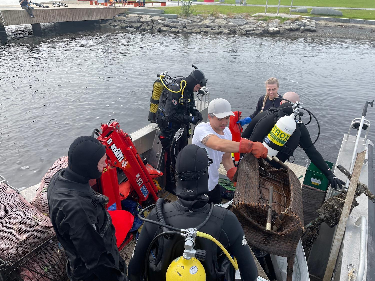 Diver team Sandvika cleanup